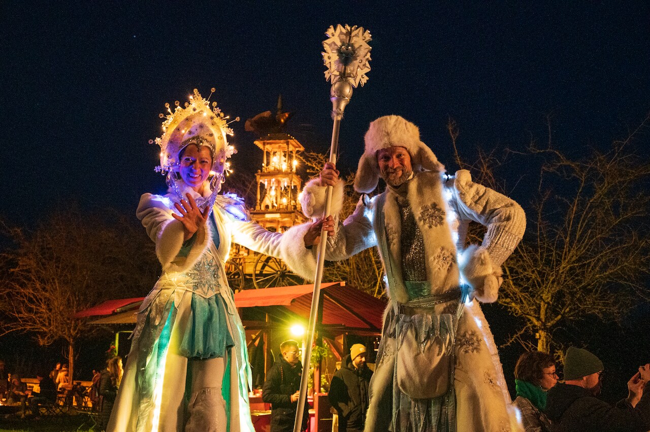 Zwei märchenhafte Wintergestalten beim Advent im Schloss