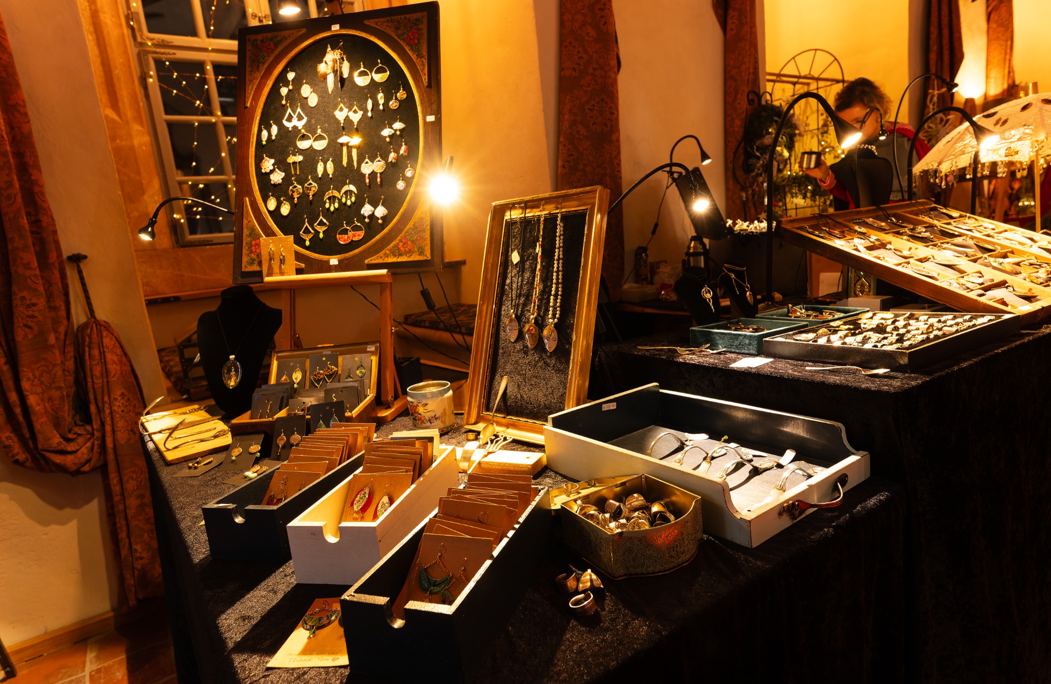 Handgefertigter Schmuck an einem festlich beleuchteten Stand