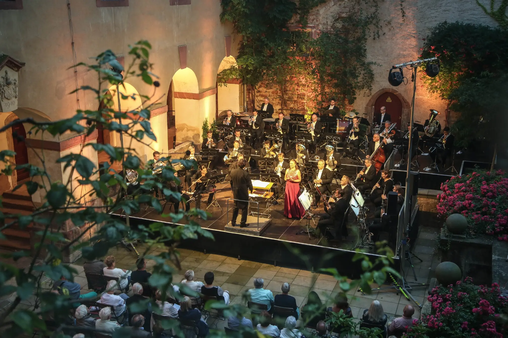 Sächsische Bläserphilharmonie mit Solistin beim Schlosskonzert im Innenhof von Schloss Trebsen