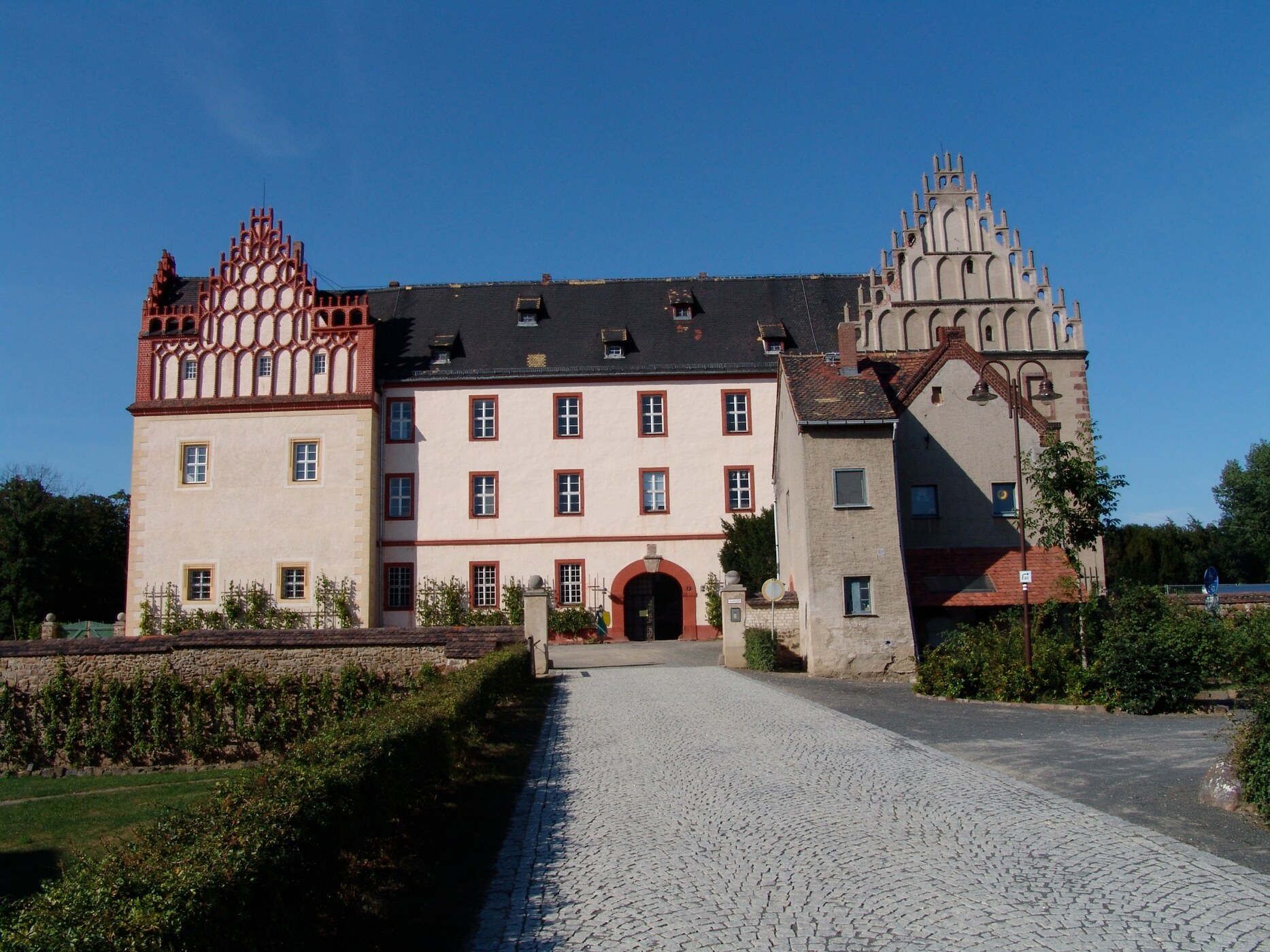 Die Südseite von Schloss Trebsen mit ihren markanten Staffelgiebeln