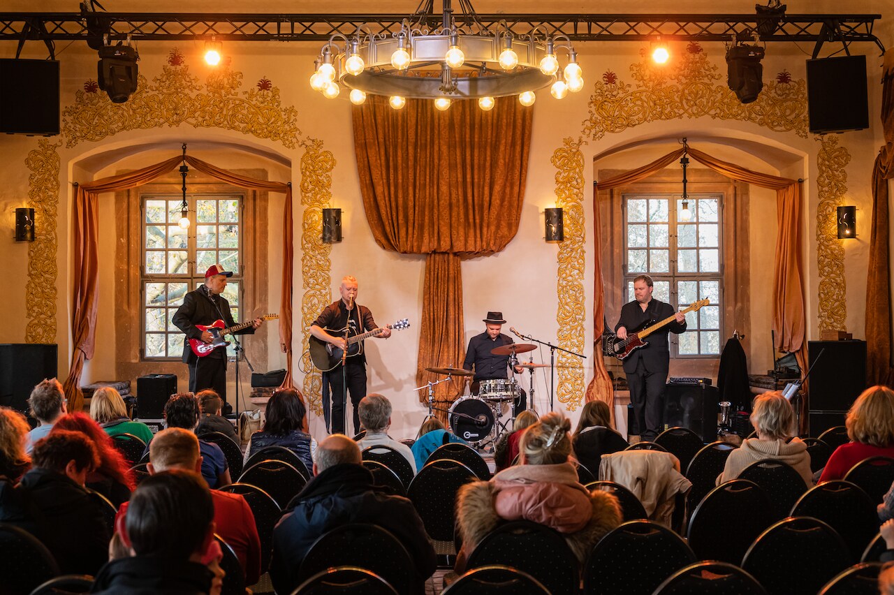 Livemusik mit Publikum im Festsaal von Schloss Trebsen