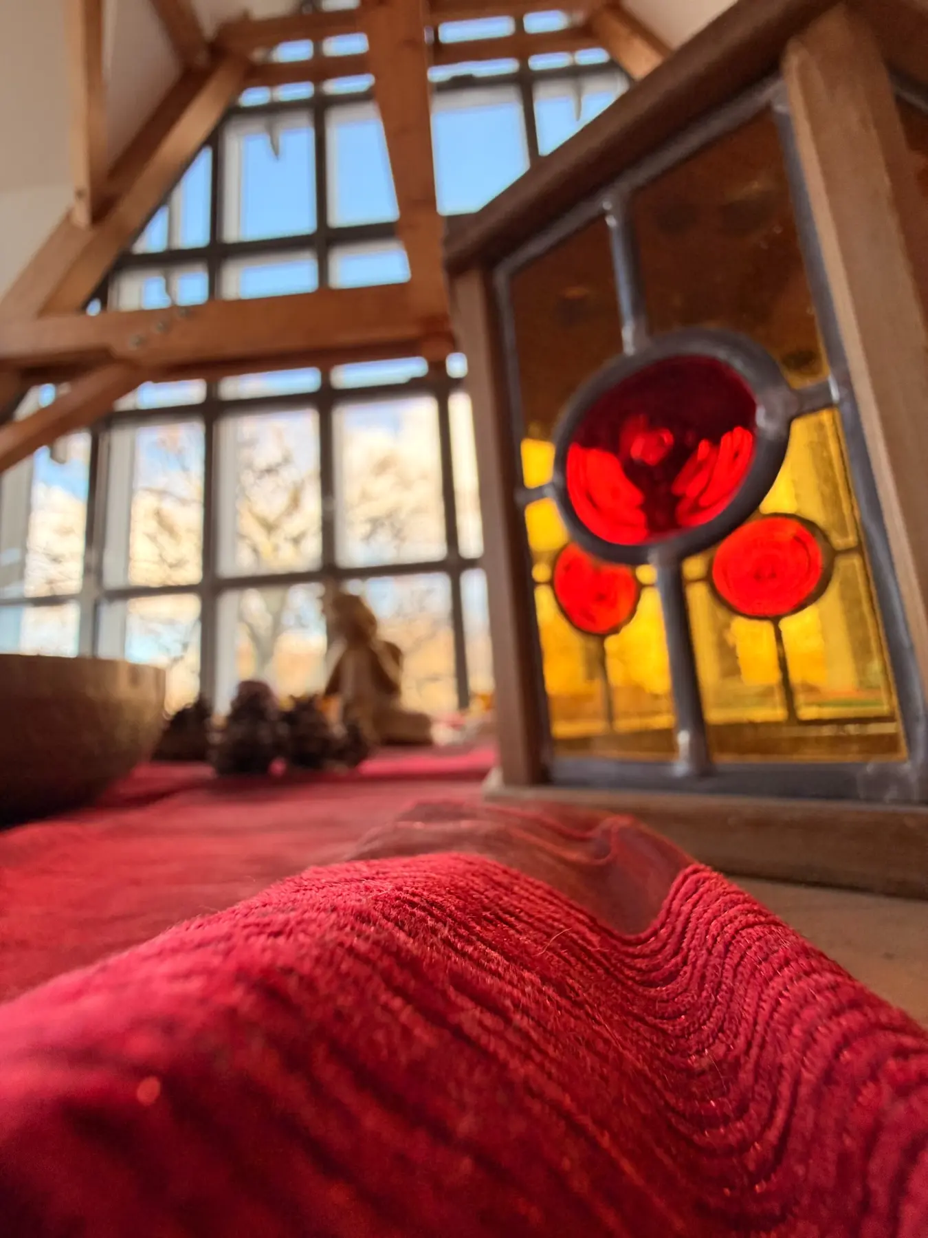 Rotes Glasbild und vorbereitete Liegefläche im Atelier von Schloss Trebsen