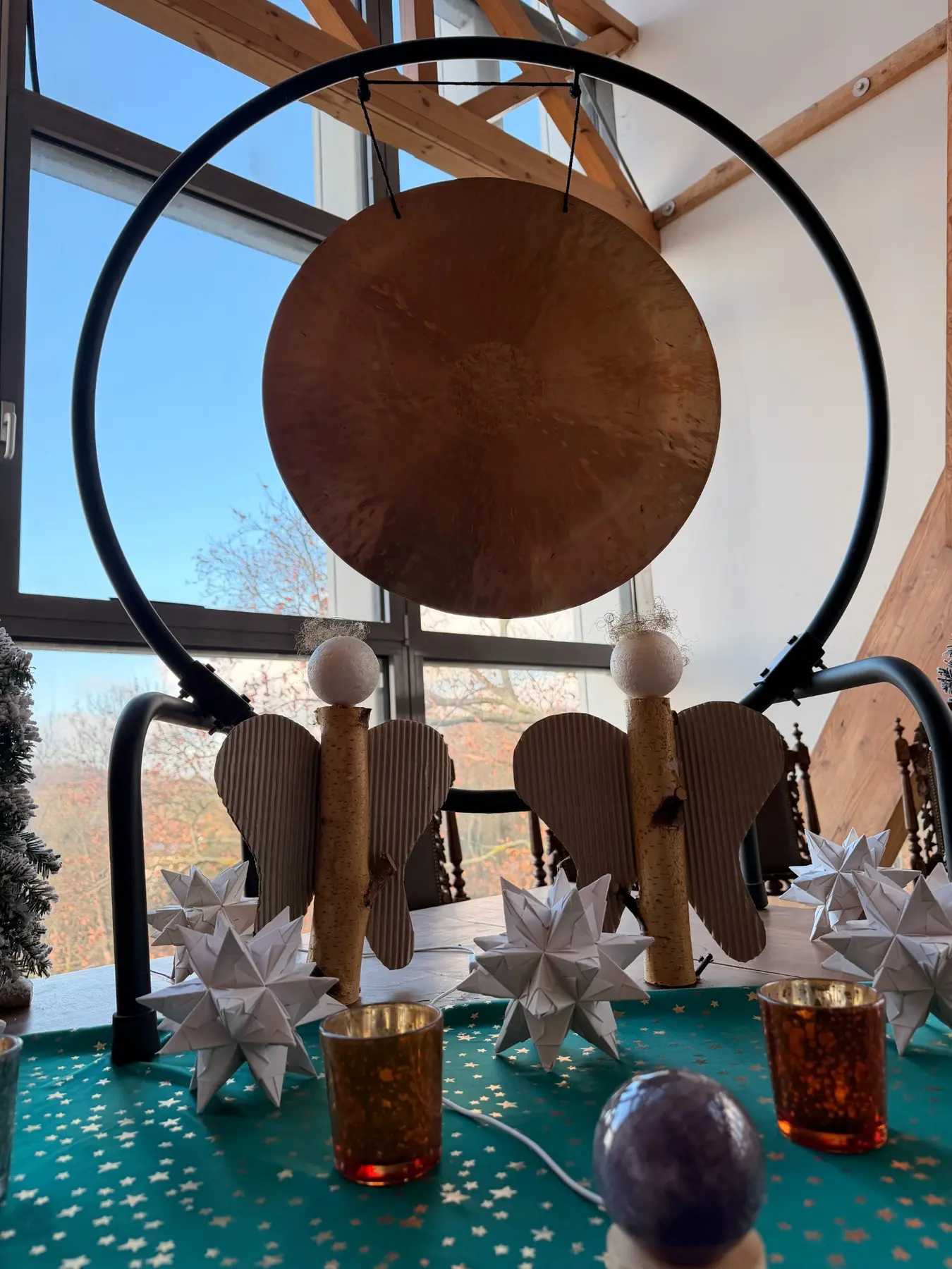 Großer Gong und winterliche Dekoration im Atelier
