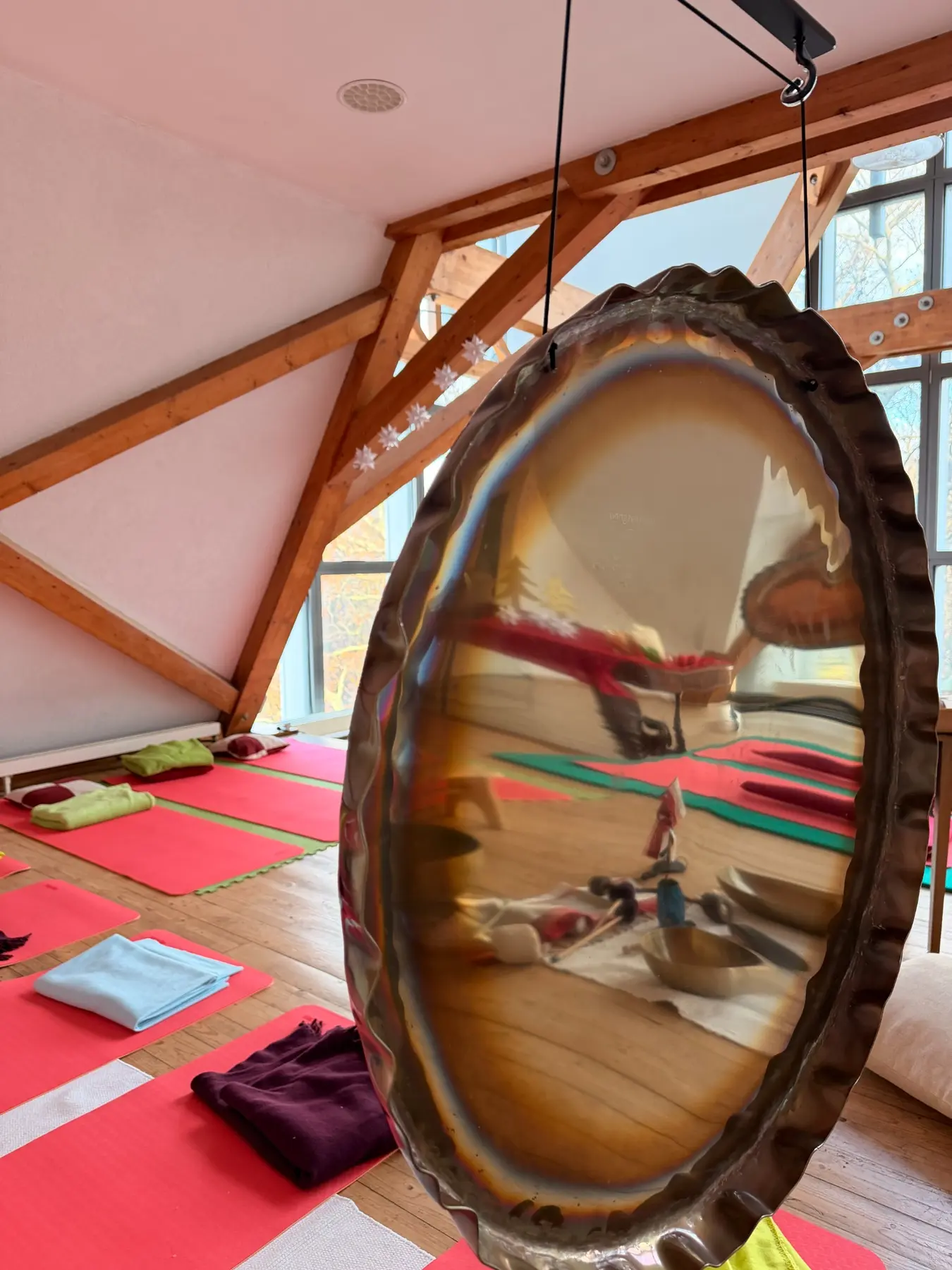 Gong mit Spiegelung der vorbereiteten Liegeplätze