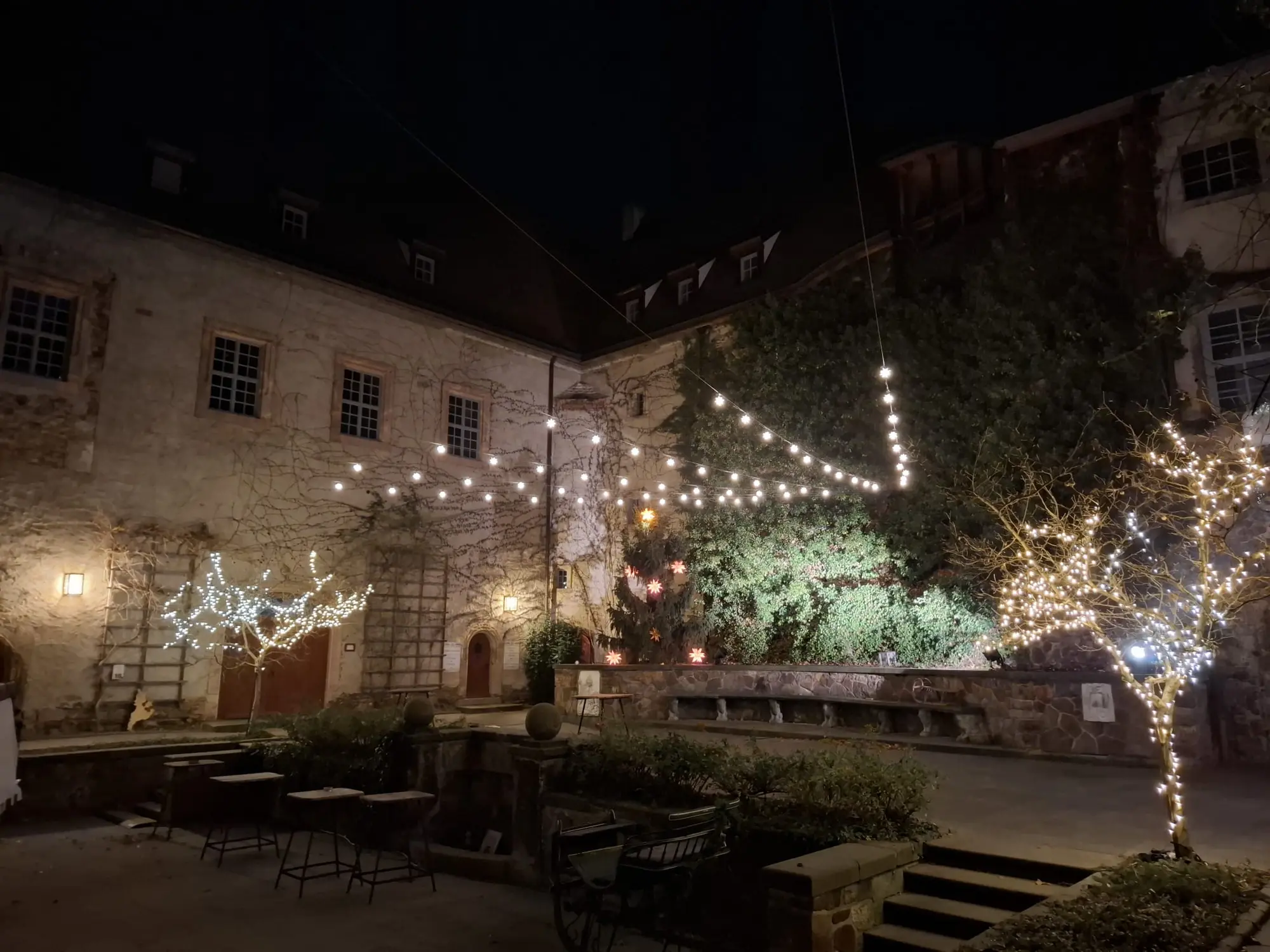 Der winterlich beleuchtete Innenhof von Schloss Trebsen bei Nacht