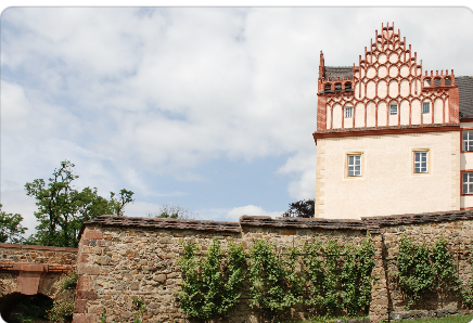 Historischer Schlossgiebel hinter der alten Schlossmauer