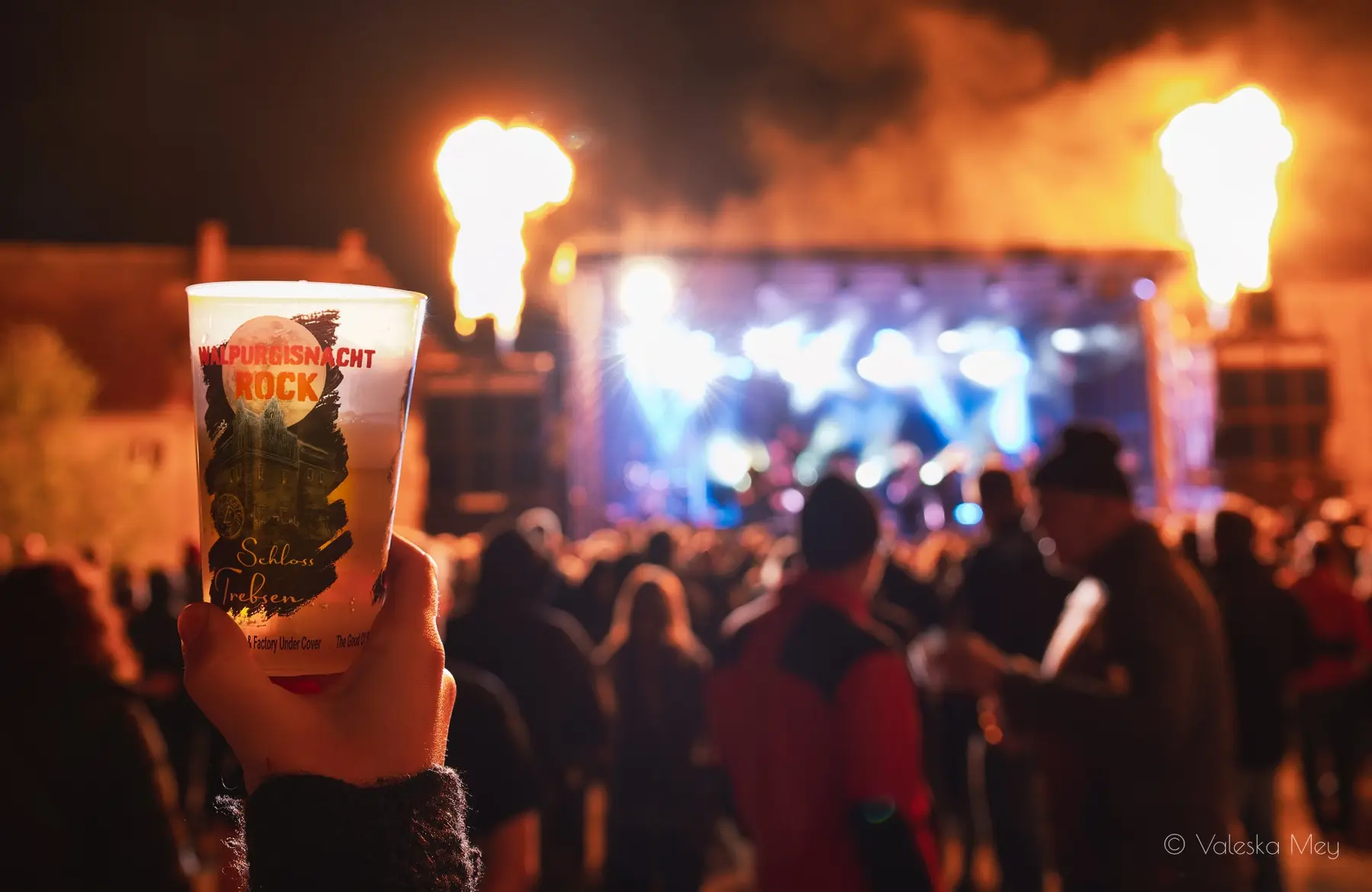 Walpurgisnacht-Rock-Becher vor Bühne und Publikum im Schlosshof