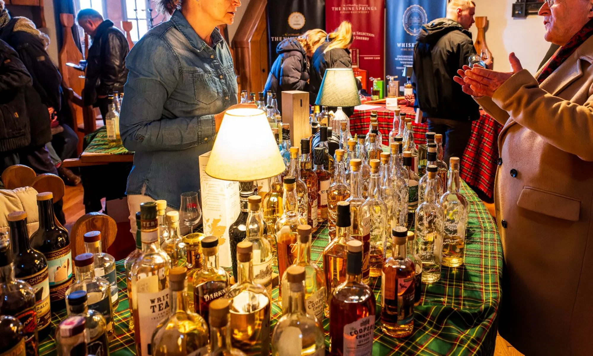 Whiskyauswahl an einem Messestand auf Schloss Trebsen